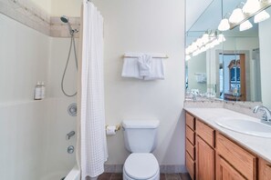 House, Multiple Beds (Cimarron Lodge 15) | Bathroom | Jetted tub, hair dryer - Cimarron Lodge 15 (Telluride)