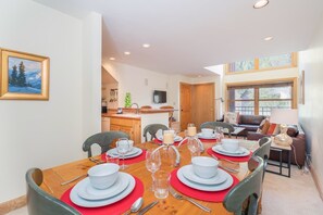 House, Multiple Beds (Cimarron Lodge 15) | In-room dining
