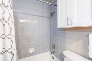House, Multiple Beds (Fall Line 210) | Bathroom