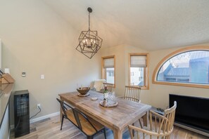 House, Multiple Beds (Lulu City 6F) | In-room dining
