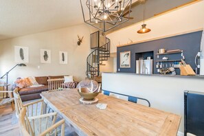 House, Multiple Beds (Lulu City 6F) | In-room dining - Lulu City 6F (Telluride)