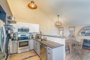 House, Multiple Beds (Lulu City 6F) | Private kitchen | Fridge, microwave, stovetop, dishwasher - Lulu City 6F (Telluride)