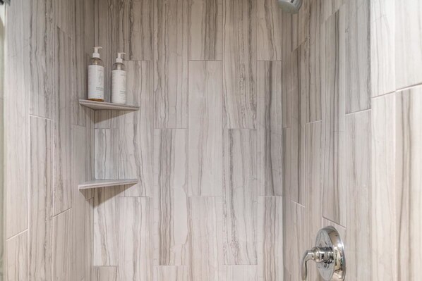 Room, Multiple Beds (Mountainside Inn 421) | Bathroom shower