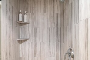 客房, 1 張特大雙人床 (Mountainside Inn 419) | 浴室淋浴間