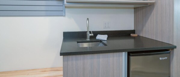 Room, 1 King Bed (Mountainside Inn 419) | Private kitchenette | Fridge, microwave, coffee/tea maker, cookware/dishes/utensils - Mountainside Inn 419 (Telluride)