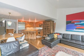 Casa, letti multipli (Telluride Lodge 526) | Area soggiorno | TV a schermo piatto, caminetto, lettore DVD