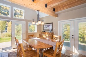House, Multiple Beds (Viking Lodge 100A) | In-room dining