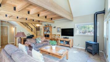 House, Multiple Beds (Viking Lodge 100A) | Living area | TV, fireplace, DVD player