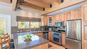 House, Multiple Beds (Viking Lodge 100A) | Private kitchen | Fridge, microwave, stovetop, dishwasher