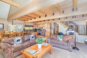 Hus - flera sängar (Viking Lodge 100AB) | Vardagsrum | Platt-tv, eldstad och dvd-spelare