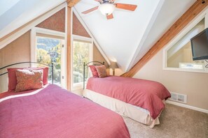 Hus - flera sängar (Viking Lodge 100AB) | 4 sovrum och skrivbord