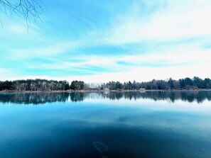 Rannalla, aurinkotuoleja, rantapyyhkeitä