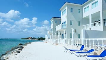 En la playa, camastros y toallas de playa