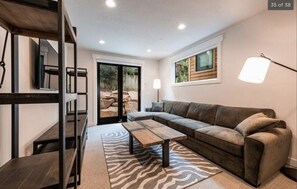 智能电视、壁炉、书