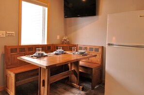 House, Multiple Beds (Viking Lodge 119) | In-room dining