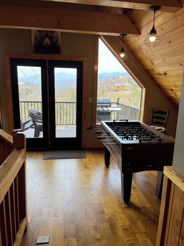Great View & Location!!! 2 minutes to Gatlinburg & 7 minutes to Pigeon Forge