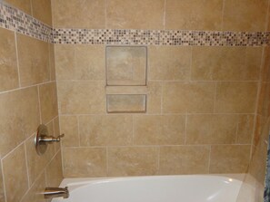 Duschwanne, Handtücher, Seife, Toilettenpapier
