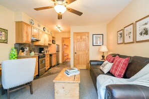 獨棟房屋, 多張床 (Viking Lodge 217) | 起居區 | 電視、 DVD 播放機