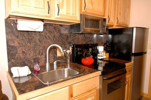 House, Multiple Beds (Viking Lodge 311) | Private kitchen | Fridge, microwave, stovetop, coffee/tea maker