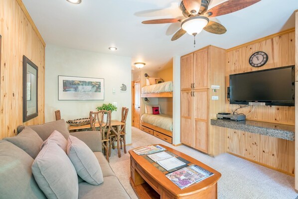 House, Multiple Beds (Viking Lodge 313) | Living area | TV, DVD player