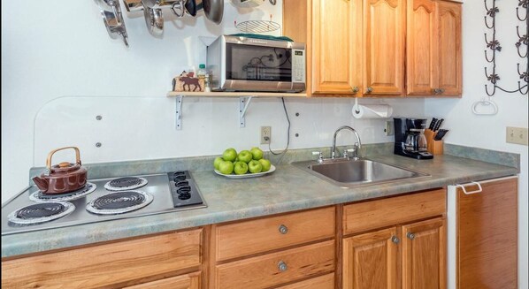 Maison, Plusieurs lits (Viking Lodge 315) | Cuisine privée | Cafetière-théière, réfrigérateur, four à micro-ondes, surface de cuisson