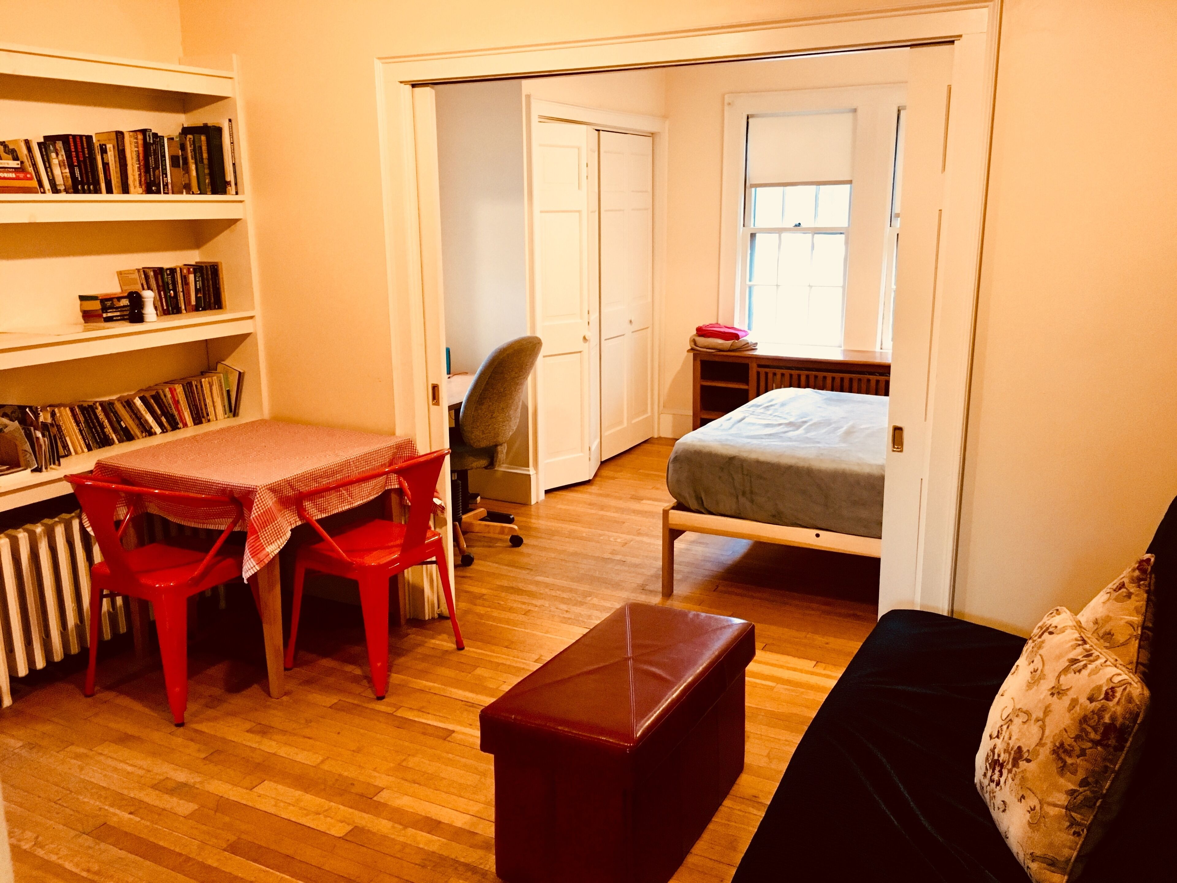 Tabla de planchar con plancha, wifi gratis y ropa de cama 