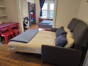 Iron/ironing board, free WiFi, bed sheets - Near scenic Fresh Pond, Charles river, shops,  Harvard Sq access , Free parking (Cambridge)