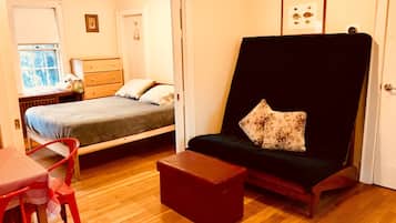 Tabla de planchar con plancha, wifi gratis y ropa de cama