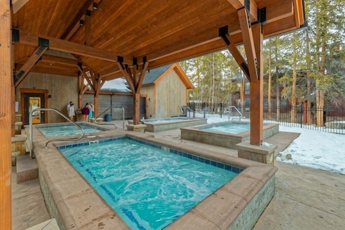 Breckenridge Condo - Quick Walk to Quicksilver Lift and Main St. (200 yards)
