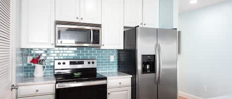 Refrigerador, microondas, horno y parrilla de estufa