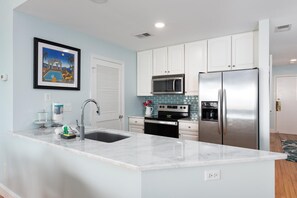 Frigorifero, microonde, forno, piano cottura