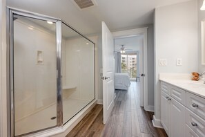 Tina, secadora de cabello, toallas 