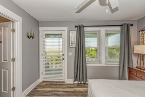 2 bedrooms, iron/ironing board, free WiFi, bed sheets - Spectacular ocean front cottage; expansive views from the upper deck and reverse floor plan (Bald Head Island)
