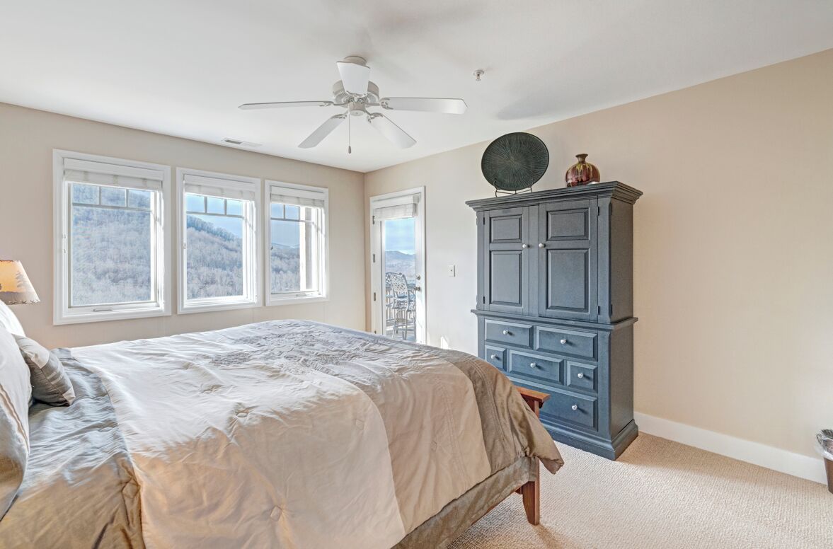 3 bedrooms, iron/ironing board, internet, bed sheets