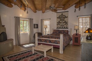 2 bedrooms, desk, iron/ironing board, free WiFi - Contemporary Casa w/courtyard, 10 min. stroll to Canyon Road & historic Santa Fe (Santa Fe)