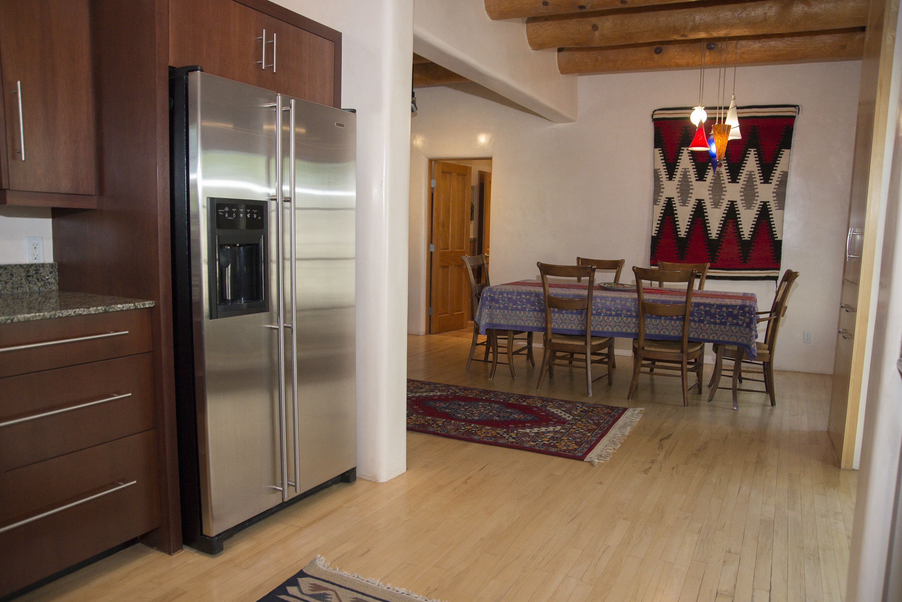 Contemporary Casa w/courtyard, 10 min. stroll to Canyon Road & historic Santa Fe