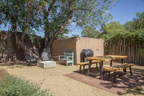 Outdoor dining - Contemporary Casa w/courtyard, 10 min. stroll to Canyon Road & historic Santa Fe (Santa Fe)