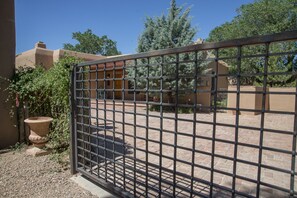 Property grounds - Contemporary Casa w/courtyard, 10 min. stroll to Canyon Road & historic Santa Fe (Santa Fe)