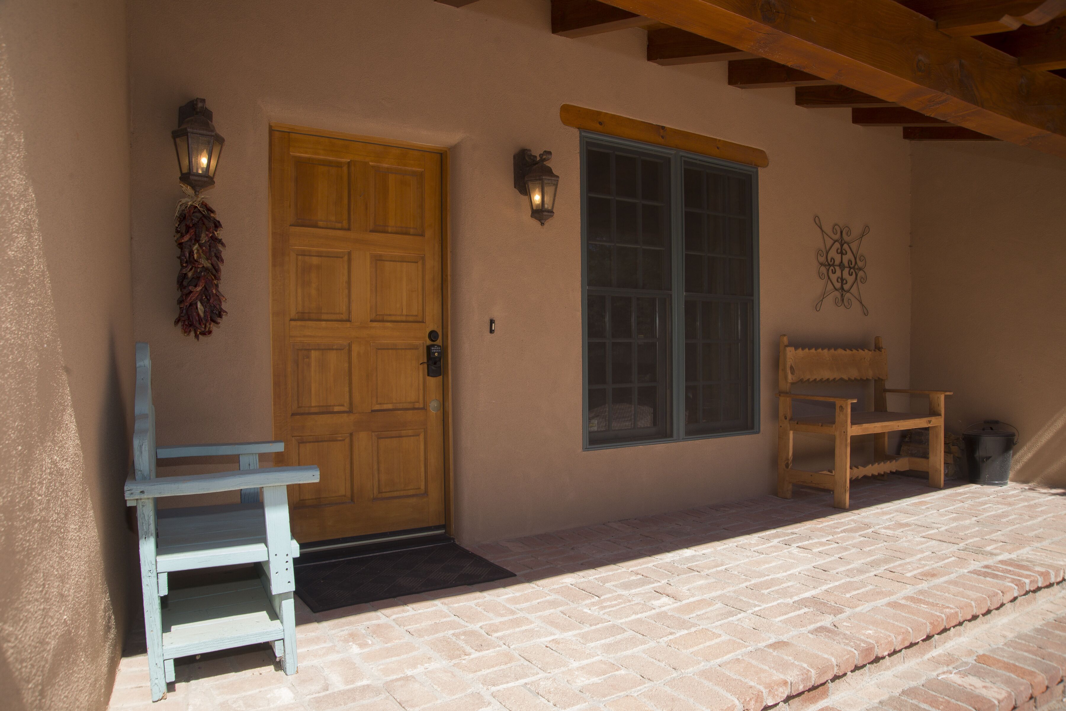 Contemporary Casa w/courtyard, 10 min. stroll to Canyon Road & historic Santa Fe