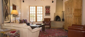 Contemporary Casa w/courtyard, 10 min. stroll to Canyon Road & historic Santa Fe