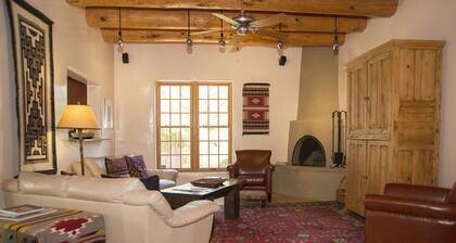 Contemporary Casa w/courtyard, 10 min. stroll to Canyon Road & historic Santa Fe
