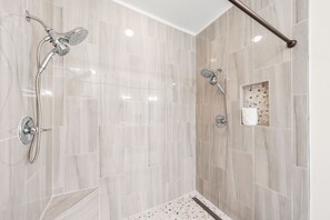 Combined shower/bathtub, hair dryer, towels - Find The Best Seat at The Front Row / Quiet Area on St. Augustine Green in Rosemary / 4 Bikes (Panama City Beach)