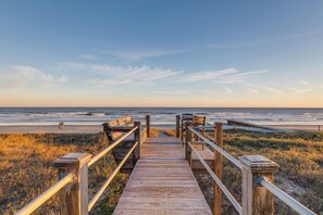 On the beach - Charleston Coast Vacations "Pink Flamingo" ~ Rooftop Wet Bar & Game Room (Folly Beach)