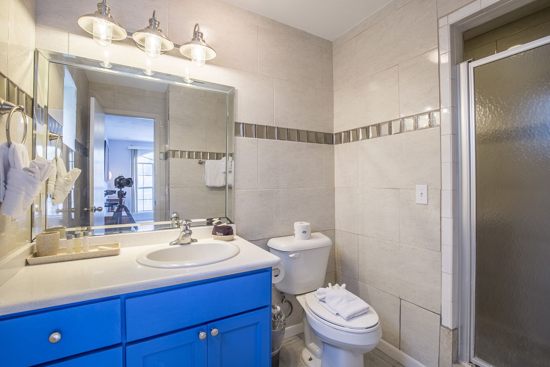 Un bagno con lavandino, specchio e WC.