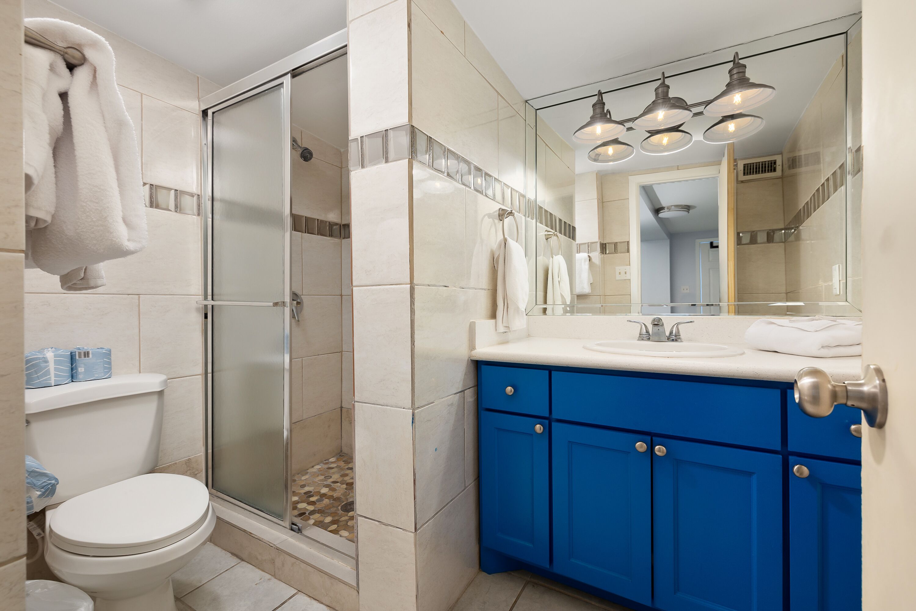 Un bagno con WC, doccia e lavandino.