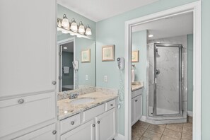 Combined shower/bathtub, hair dryer, towels