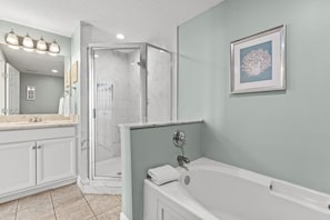 Combined shower/bathtub, hair dryer, towels - Waters Edge 109 ~ Ground Floor and Beach Front ~ Steps to Pool and Sand! (Fort Walton Beach)