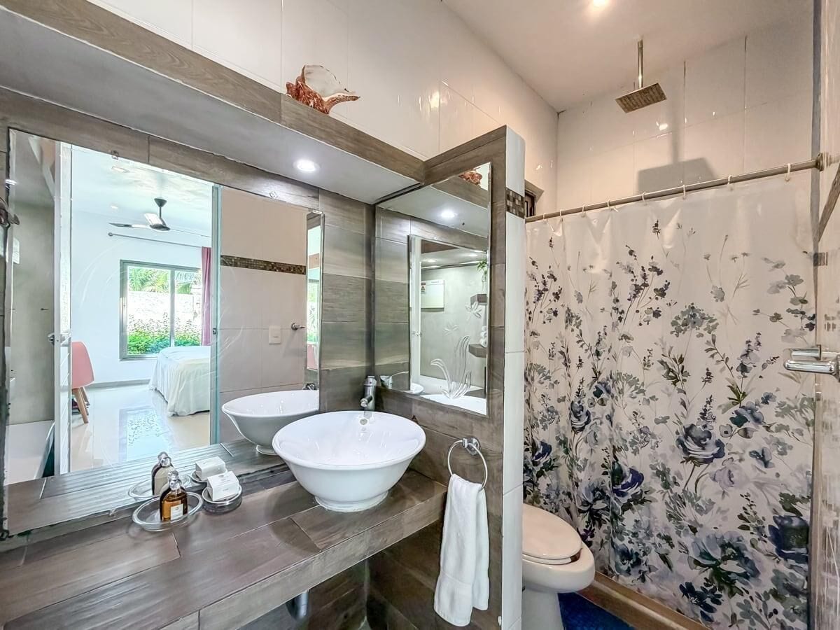 Douche, serviettes fournies