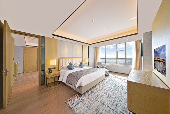 Minibar, in-room safe, desk, iron/ironing board