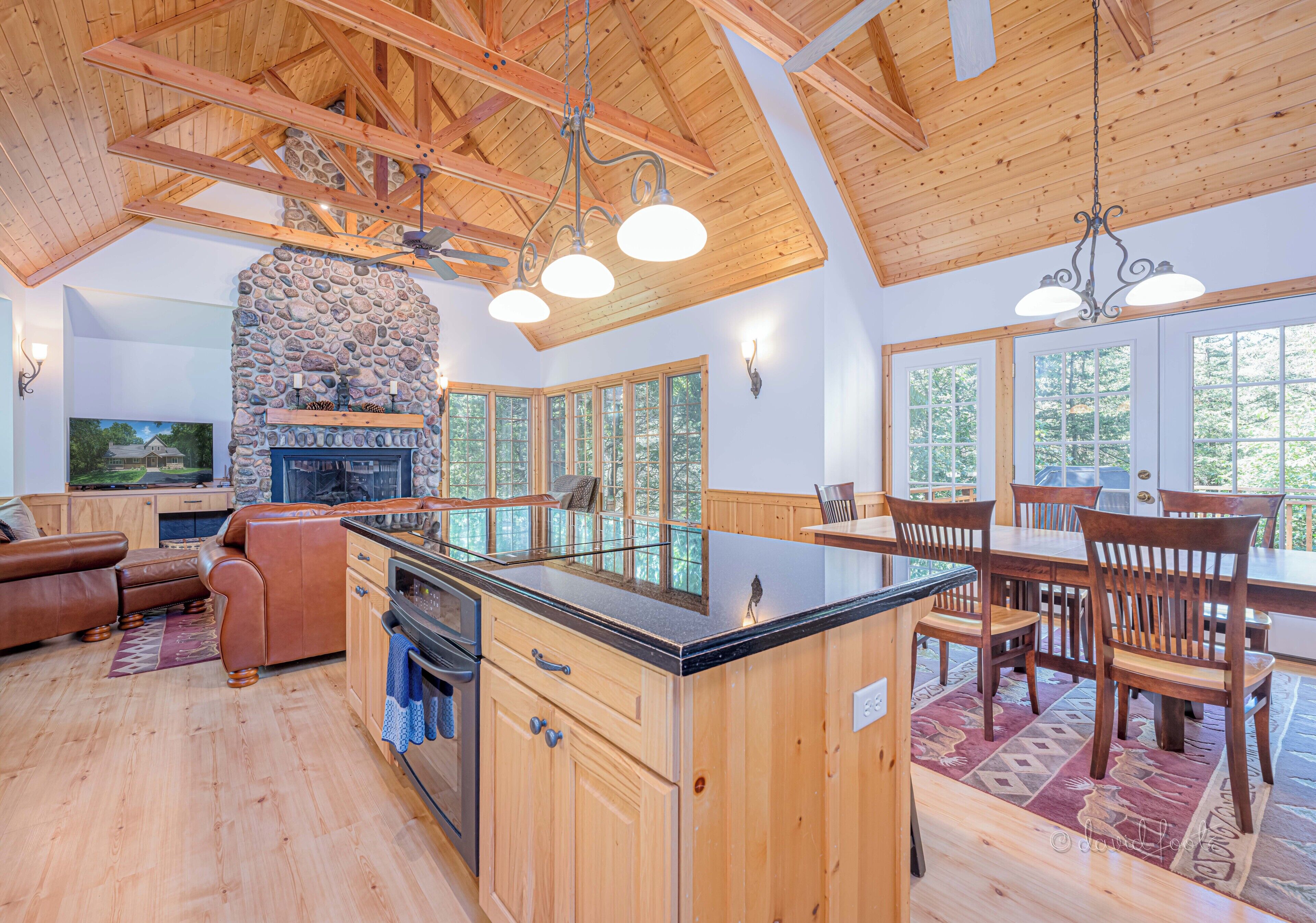 Warm up this Winter! Hot & Popular Property - 4B/3.5Bth and hot tub!